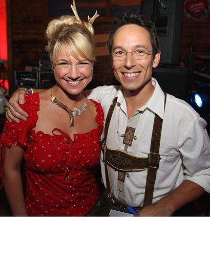 Vorschau Bild von Schauspielerin Christina Sprenger liebt extravaganten Schmuck und ist ein Fan von Petra Haids Schmuckkollektion. Hier im Bild mit Ö3-Moderator Peter L. Eppinger.