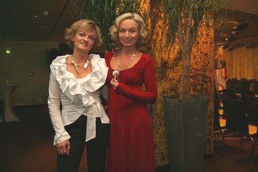 Vorschau Bild von Die bekannte ORF-Wettermoderatorin Isabella Krassnitzer ist begeistert von den außergewöhnlichen Unikaten von petra...mein schmuckstück.