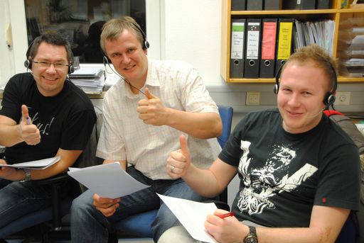 v.l.n.r.: Markus Kofler (GF vom Alpbachtal Seenland Tourismus), Harald Kreidl vom Kramsacher Hof und Mainwelle-Moderator Bernd Rasser im Studio in Bayreuth.