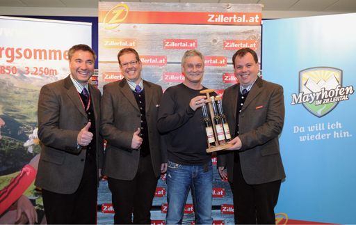 Bei der heutigen Pressekonferenz in Hamburg wurde das Trainingslager offiziell verkündet. v.l.: Gernot Paesold (Geschäftsführer Zillertal Tourismus GmbH), Markus Tipotsch (Obmann TVB Tux-Finkenberg), Trainer Armin Veh (HSV), Andreas Hundsbichler (Obmann TVB Mayrhofen-Hippach).