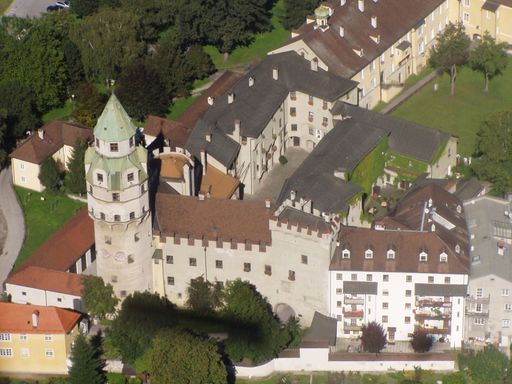  Mit der Burg Hasegg präsentiert der SALZRAUM.HALL eine der außergewöhnlichsten und schönsten Hochzeitslocations in Tirol. Schon Kaiser Maximilian I. ehelichte vor rund 500 Jahren seine Frau Bianca Maria Sforza in den historischen Gemäuern der Stadtburg zu Hall in Tirol.