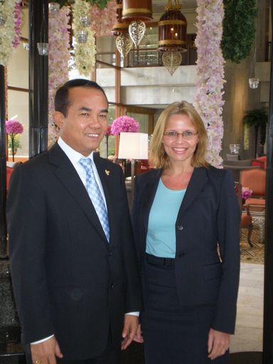 Wissenschaftsministerin Beatrix Karl mit dem thailändischen Bildungsminister Chinnaworn Boonyakiat