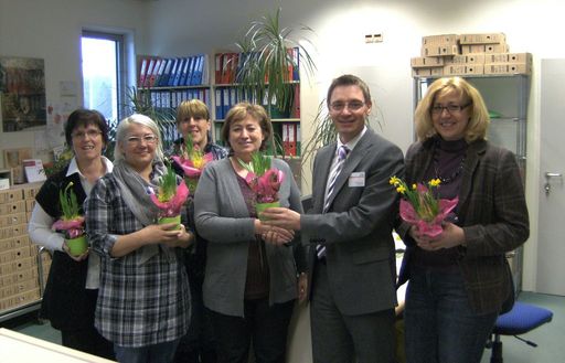 Übergabe des Blumengrußes an die Mitarbeiterinnen von kika Ried durch Herrn Geschäftsleiter Hannes Dauser.