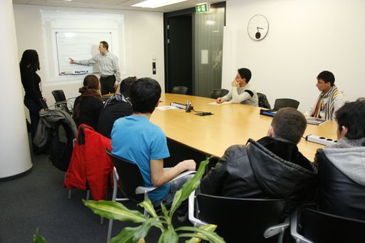 Mathematik-Kurs für junge Flüchtlinge bei ORACLE Austria
