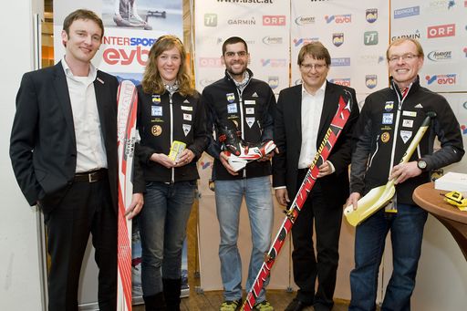  http://pressefotos.at/m.php?g=1&u=74&dir=201102&e=20110217_e&a=event
v.l.n.r.: Florian Grösswang (Intersport Eybl), Anna Spielbüchler (ASKIMO), Jakob Hermann (Skibergsportler), Hannes Gschwentner (LH- Stellvertreter), Werner Brugger (ASKIMO)
