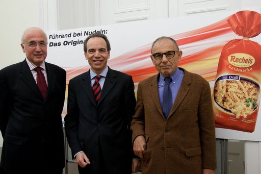 Im Bild (v.l.n.r.): Dr. Thomas Oliva
(Geschäftsführer des Markenartikelverbandes), Mag. Günter Thumser
(Präsident des Markenartikelverbandes/ Präsident Henkel CEE), Mariusz
Jan Demner (Demner, Merlicek & Bergman).