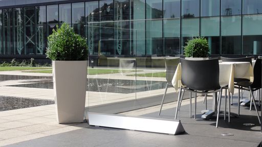 Vorschau Bild von Sitzplätze im Freien werden zunehmend zu Wohnräumen. GM WINDGARDWALL sorgt für eine angenehme Atmosphäre und bietet zeitgemäße Gestaltungsvarianten.