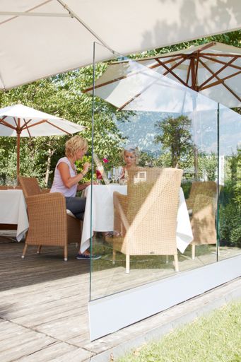  Sitzplätze im Freien werden zunehmend zu Wohnräumen. GM WINDGARDWALL sorgt für eine angenehme Atmosphäre und bietet zeitgemäße Gestaltungsvarianten.