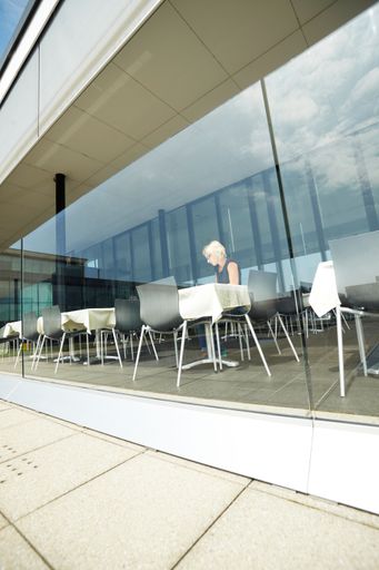 Vorschau Bild von Sitzplätze im Freien werden zunehmend zu Wohnräumen. GM WINDGARDWALL sorgt für eine angenehme Atmosphäre und bietet zeitgemäße Gestaltungsvarianten.