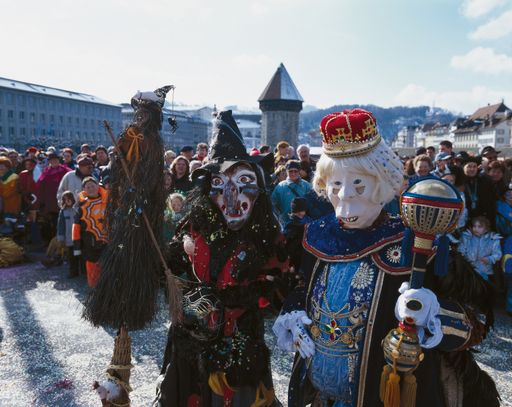 Endlich Ferien. Ihre Schweiz. Fasnacht in Luzern am Vierwaldstaettersee in der Zentralschweiz. Im Hintergrund der Wasserturm.