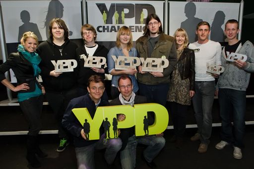 Siegerfoto: Mag. Carina Fleischhacker (Kleine Zeitung), Daniel Rittmannsperger (2. Platz Schüler, STMK), Wenzel Röhsner (2. Platz Studenten, Wien), Johanna Halbmayr (1. Platz Schüler), Simon Tomaz (1. Platz Studenten, Wien), Carol Koch (Peek & Cloppenburg), Paul Übelacker (3. Platz Studenten,NÖ), Moritz Frewein (3. Platz Schüler, STMK). Vorne: Hannes Jagerhofer, Initiator der YPD-Challenge, Mag. Alexander Steyrer (Red Bull)