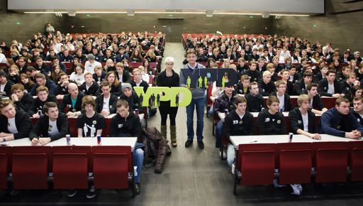 Vorschau Bild von Zertifizierung im Audimax der Universität Wien: Hannes Jagerhofer, Initiator der YPD-Challenge mit Dr. Doris Rusch, Donau-Universität Krems