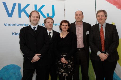 Von rechts nach links: Geschäftsführer Mag. Andreas Steuer, Obmann Stefan Stadler, Geschäftsführerin Mag. Marion Rinnofner, Ärztliche Leiter Dr. Alexander Artner, Bezirksvorsteherin Stellvertreter Hernals Mag. Peter Erik Sas