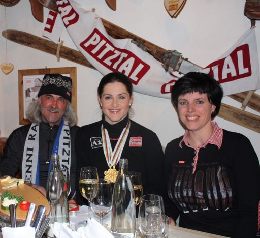 Elisabeth Görgl zu Gast in der Pitztal Kaminecke (v.l.n.r. Rupert Melmer (Silo Melmer), Elisabeth Görgl, Karin Seiler (GF Tourismusverband Pitztal))