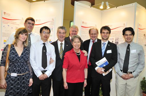 Die in Singapur und Österreich unter Beteiligung des AIT Austrian Institute of Technology und der Universität für Bodenkultur (BOKU) Wien gegründete binationale International Graduate School Bio-Nano-Technology (IGS-BioNanoTech) startet. Bundespräsident Dr. Heinz Fischer wünscht den ersten Studierenden aus Österreich in Singapur vor Ort alles Gute für ihr Studium.