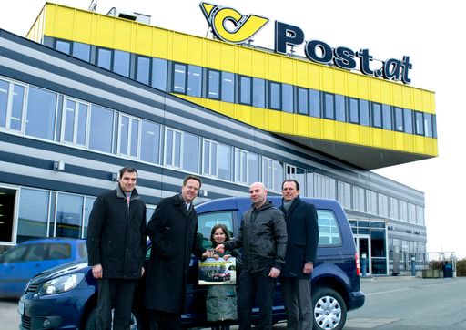 (v.l.n.r.) Mag. Gerhard Kisslinger (Porsche Austria), DI Walter Hitziger, Harald Schweighart mit Tochter und Ing. Harald Wöltzl (Porsche Austria)