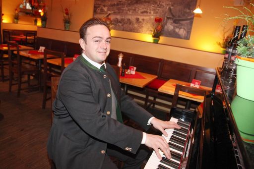  Leidenschaftlicher Musiker und Gastgeber des Stadtwirts Max Prodinger lädt zu "Operette, Wein und Bier".