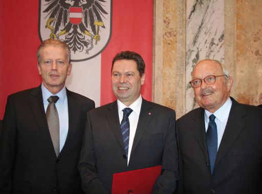 V.l.n.r.: Wirtschaftsminister Dr. Reinhold Mitterlehner überreichte Dir. Alfred Gsandtner (Baumit Beteiligungen GmbH) das Silberne Ehrenzeichen für Verdienste um die Republik Österreich. KR Friedrich Schmid (rechts) zählte zu den ersten Gratulanten.