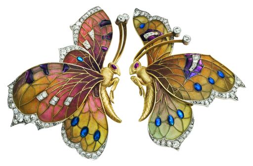SCHMETTERLING-BROSCHEN, UM 1910
Entwurf: Gustav Fischmeister
Ausführung: Fa. Rozet & Fischmeister
Gelbgold, Fensteremailtechnik, Diamanten, Rubine
Höhe: 5,7 cm, Breite: 4,3 cm, Tiefe: 1 cm
Fa. Rozet & Fischmeister, Wien, Privatbesitz