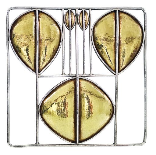 Vorschau Bild von BROSCHE, 1905 
Entwurf: Josef Hoffmann 
Ausführung: Wiener Werkstätte / Karl Ponocny, Modell Nr. G 482
Silber, Gold 
Höhe: 5 cm, Breite: 5 cm 
Privatbesitz / Privately owned