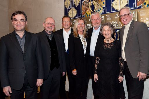 Vorschau Bild von http://pressefotos.at/m.php?g=1&u=66&dir=201102&e=20110224_g&a=event
V.l.n.r.: Diethard Leopold (Vorstand, Leopold Museum), Wolfgang Glüber (Schmuckfachmann, Hess. Landesmuseum), Peter Weinhäupl (Kaufm. Dir., Leopold Museum), Patricia Spiegelfeld (Kuratorin, Leopold Museum) Peter Schubert (Pressesprecher/Fotograf/Kurator, Stift Klosterneuburg), Elisabeth Leopold (Vorstand, Leopold Museum), Carl Aigner (Vorstand Leopold Museum / Dir. Landesmuseum Niederösterreich)