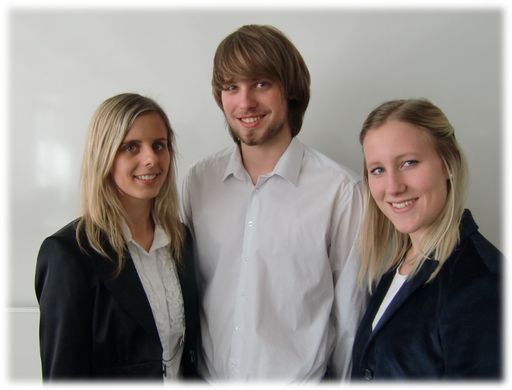 Vorschau Bild von Im Rahmen ihres Maturaprojektes führten die drei Maturanten der Bundeshandelsakademie Wörgl, Michaela Gutsmiedl, Christina Fuchs und Dominik Exenberger, Befragungen über Bekanntheit und Akzeptanz des Projektes mit anschließender Umfeld-, Konkurrenz- und Standortanalyse für das Bowlingcenter durch.