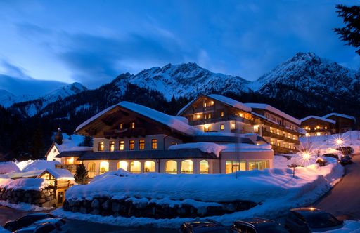 Das 1. Almwellness Hotel Tuffbad im umweltfreundlichsten Tal Europas lädt zur kraftvollen Erholung ein.