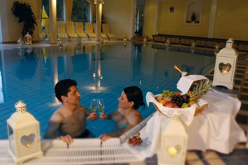 Vorschau Bild von Zeit zum Träumen - bei Kerzenschein im Indoor-Pool.