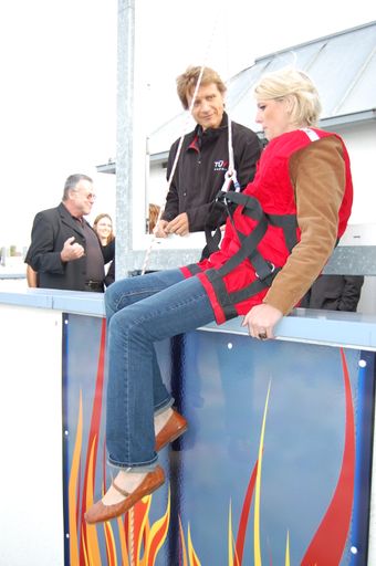 TÜV-Lehrgangsleiter Ing. Martin Swoboda und Referentin Anita Mohl bei der Einweisung in die Bedienung der Selbstrettungsanlage im Rahmen einer Abseilübung.