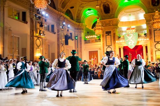 Beim gestrigen Steirerball war die Wiener Hofburg für eine Nacht fest in steirischer Hand: Zünftige Trachtenpärchen tummelten sich auf der Tanzfläche und in den Gängen der Hofburg.