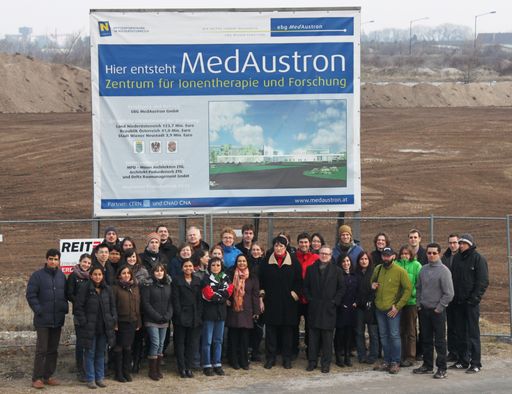 Vorschau Bild von Referenten und Teilnehmer des PARTNER-Kurses vor dem Grundstück für das Zentrum für Ionentherapie und Forschung MedAustron in Wiener Neustadt