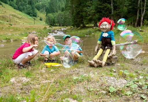  In den Family Tirol Dörfern kennt man keine Langeweile - steht doch jeder Sommer unter einem neuen Motto. In diesem Jahr ist Kobold Kuno der "Schirmherr" für das Programm: Rote, strubbelige Haare, riesengroße Flossen-Füße und schlaksige braune Arme und Beine - so stellt sich der freche kleine Kerl den Kindern vor.
