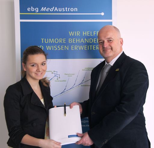 Schülerin Lara Moser mit EBG-Geschäftsführer Dr. Martin Schima