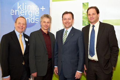  http://pressefotos.at/m.php?g=1&u=43&dir=201102&e=20110228_k&a=event
Im Bild v.l.n.r.: Günther Brauner (Em.O.Univ.Prof.), Ingmar Höbarth (Geschäftsführer Klima-und Energiefonds), Umweltminister Niki Berlakovich und Amit Yudan (Europakoordinator, Better Place)