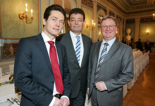 http://pressefotos.at/m.php?g=1&u=68&dir=201103&e=20110301_e&a=event
Mit vielen renommierten Künstlern und Ensembles beginnt Esterházy sein Engagement im Bereich von Konzertveranstaltungen und startet mit einem dreitägigen Osterfestival in die Festivalsaison 2011. Im Bild v.l.n.r.: Joachim Arnold (Künstlerischer Leiter Esterházy), Dr. Stefan Ottrubay (Generaldirektor Esterházy) und Mag.Karl Wessely (Direktor Esterházy Kultur).