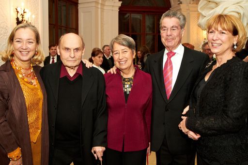 http://pressefotos.at/m.php?g=1&u=43&dir=201103&e=20110301_b&a=event
Agnes Husslein-Arco (Belvedere Direktorin), Oswald Oberhuber, Margit Fischer, Bundespräsident Heinz Fischer und Imma Oberhuber