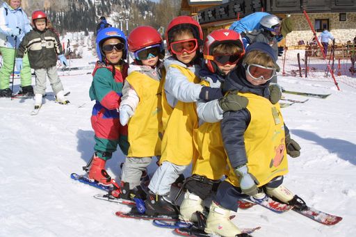Die Angebote der Naturfreunde im Bereich Wintersport bieten kostengünstige Alternativen, spielerisch Skifahren zu lernen.