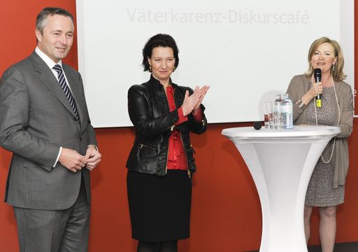V.l.n.r.: Hannes Ametsreiter, CEO Telekom Austria Group
Gabriele Heinisch-Hosek, Bundesministerin für Frauen und öffentlichen Dienst Manuela Vollmann, Geschäftsführerin abz*austria