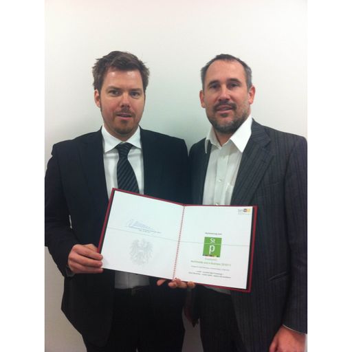  DI Peter Danner und Oliver Bernecker, MSc, Geschäftsführer der Firma exthex GmbH, präsentieren stolz die Staatspreis Multimedia Auszeichnung.