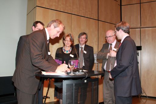 Landesrat Dr. Josef Martinz, Wirtschaftskammerpräsident Franz Pacher und Hochschulpartner bei der Unterzeichnung des Memorandum of Understanding.