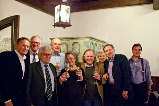 Vorschau Bild von Im Bild v.l.n.r.: Mag. Peter Weinhäupl (Managing Director, Leopold Museum), Mag. Carl Aigner (Dir. NÖ Landesmuseum u. Vorstand Leopold Museum), Prof. Dr. Alfons Huber  (Alt-Vorstand Leopold Museum), Wolfgang Nolz  (Vorstand Leopold Museum), Dr- Elisabeth Leopold (Vorstand Leopold Museum), Mag. Manfred Siems (Restaurator), Eva Morton, RA Dr. Andreas Nödl (Vorstand Leopold Museum), Dr. Diethard Leopold (Vorstand Leopold Museum)