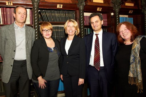  http://pressefotos.at/m.php?g=1&u=43&dir=201103&e=20110304_k&a=event
Österreichweites Krebsregister für Kopf-Halstumore - im Bild v.l.n.r. Prim. Univ.-Prof. Dr. Martin Burian (HNO-Abteilung, Krankenhaus der Barmherzigen Schwestern, Linz), Dipl.Demographin Nadine Zielonke (Österreichisches Krebsregister, Statistik Austria), Univ.-Prof. Dr. Gabriela Kornek (Universitätsklinik für Innere Medizin, Wien), Prim. Univ.-Prof. Dr. Richard Greil (Präsident der AGMT, Universitätsklinik für Innere Medizin, Salzburg) und Prim. Univ.-Doz. Dr. Annemarie Schratter-Sehn (Institut für Radioonkologie, Kaiser-Franz-Josef-Spital/SMZ-Süd, Wien)