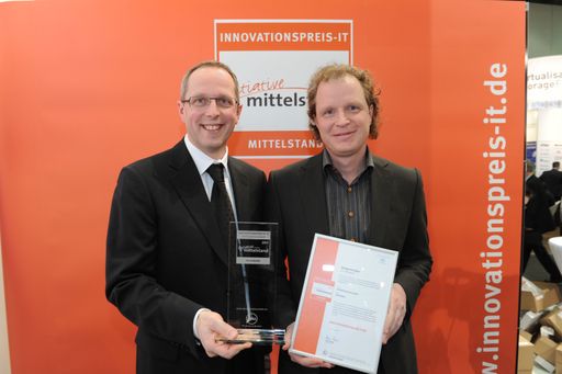  Siegerfoto Preisverleichung Innovationspreis IT Kategorie "on demand" CeBIT Hannover 2011