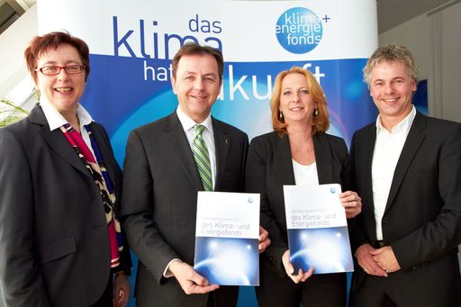 http://pressefotos.at/m.php?g=1&u=43&dir=201103&e=20110307_k&a=event
Im Bild v.l.n.r.: Theresia Vogel (Geschäftsführerin Klima-und Energiefonds), Umweltminister Niki Berlakovich, Infrastrukturministerin Doris Bures und Ingmar Höbarth (Geschäftsführer Klima-und Energiefonds)