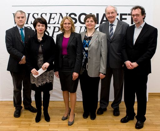 v.l.n.r.: Univ. Prof. Dr. Anton Pelinka, Mag. Gertraud Diendorfer, Ministerin Dr. Beatrix Karl, Dekanin Univ. Prof. Dr. Verena Winiwarter, Dr. Gerald Mader, Univ. Prof. Dr. Werner Wintersteiner