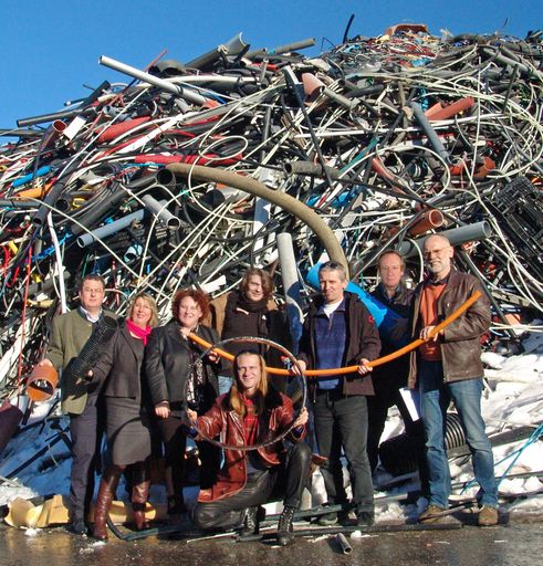 Materialauswahl bei Firma Reststofftechnik: Walter Ebner (Inhaber Reststofftechnik), Ingrid Schneeberger (ÖAKR-Öffentlichkeitsarbeit), Gerda Aichinger (ÖAKR-Obfrau) mit den Künstlern Christopher Rhomberg, Witold J. Pawlik (vorne), Manfred Kielnhofer, Arni Pichler und Herbert Schmid.
