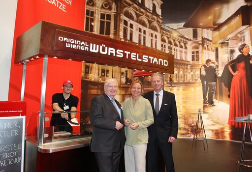 KR Johann Schenner, Obmann der Bundessparte Tourismus und Freizeitwirtschaft der WKO, Dr. Petra Stolba, Geschäftsführerin der Österreich Werbung und Wirtschafts- und Tourismusminister Dr. Reinhold Mitterlehner beim Österreich-Stand auf der ITB 2011.