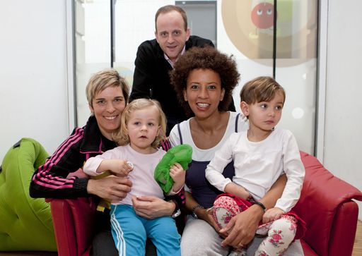 Im Bild: Michaela Dorfmeister (Ski-Legende), Paul Koch (kika Geschäftsführer) und Arabella Kiesbauer (Moderatorin) mit ihren Kindern