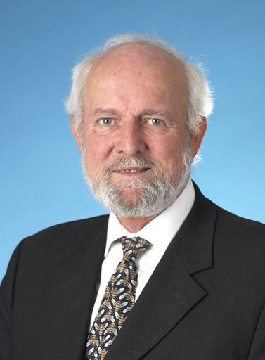 Unter der Moderation von Peter Pelinka diskutieren Ernst Ulrich von Weizsäcker, Marina Fischer-Kowalski und Wolfhard Wegscheider, ob neue Technologien wirklich die einzige Lösung sind, um dem drohenden Ökologiekollaps Herr zu werden, oder ob es auch anderer Maßnahmen wie z.B. einer tiefgreifenden Änderung unseres westlichen Lebensstils bedarf, die den Erfordernissen von Nachhaltigkeit und globaler Verantwortung gerecht werden.