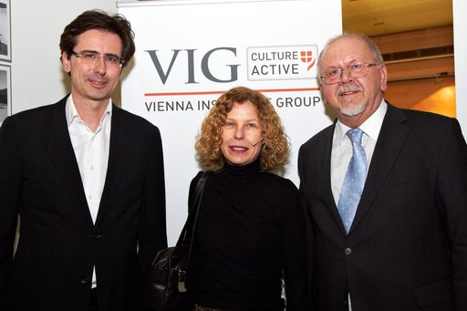 http://pressefotos.at/m.php?g=1&u=43&dir=201103&e=20110311_v&a=event
Pre-Event des Architekturfestivals "Turn-On 2011" - im Bild v.l.n.r. Christian Kühn (Vorsitzender der Architekturstiftung Österreich), Margit Ulama (Festivalleiterin) und Hans Raumauf (Erweiterte Konzernleitung Vienna Insurance Group, Mitglied des Vorstandes der Wiener Städtischen Wechselseitigen)